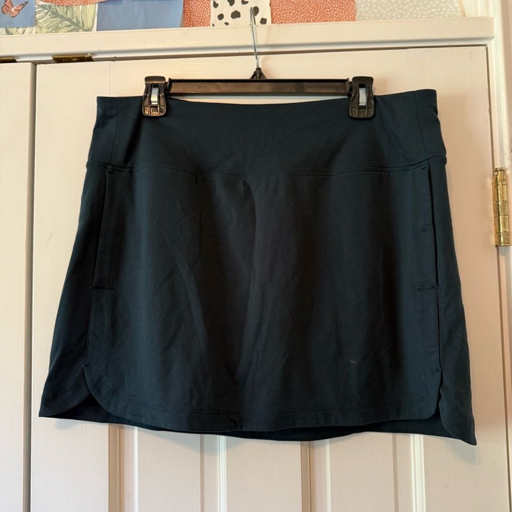Athleta Black Athletic Skirt with Built-In Shorts Size Large